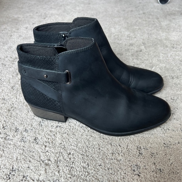 Clarks booties Addiy Gladys Leather Black Side Zip Size 8.5 M - Picture 2 of 7
